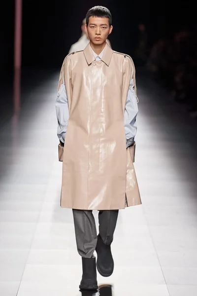 Look 16